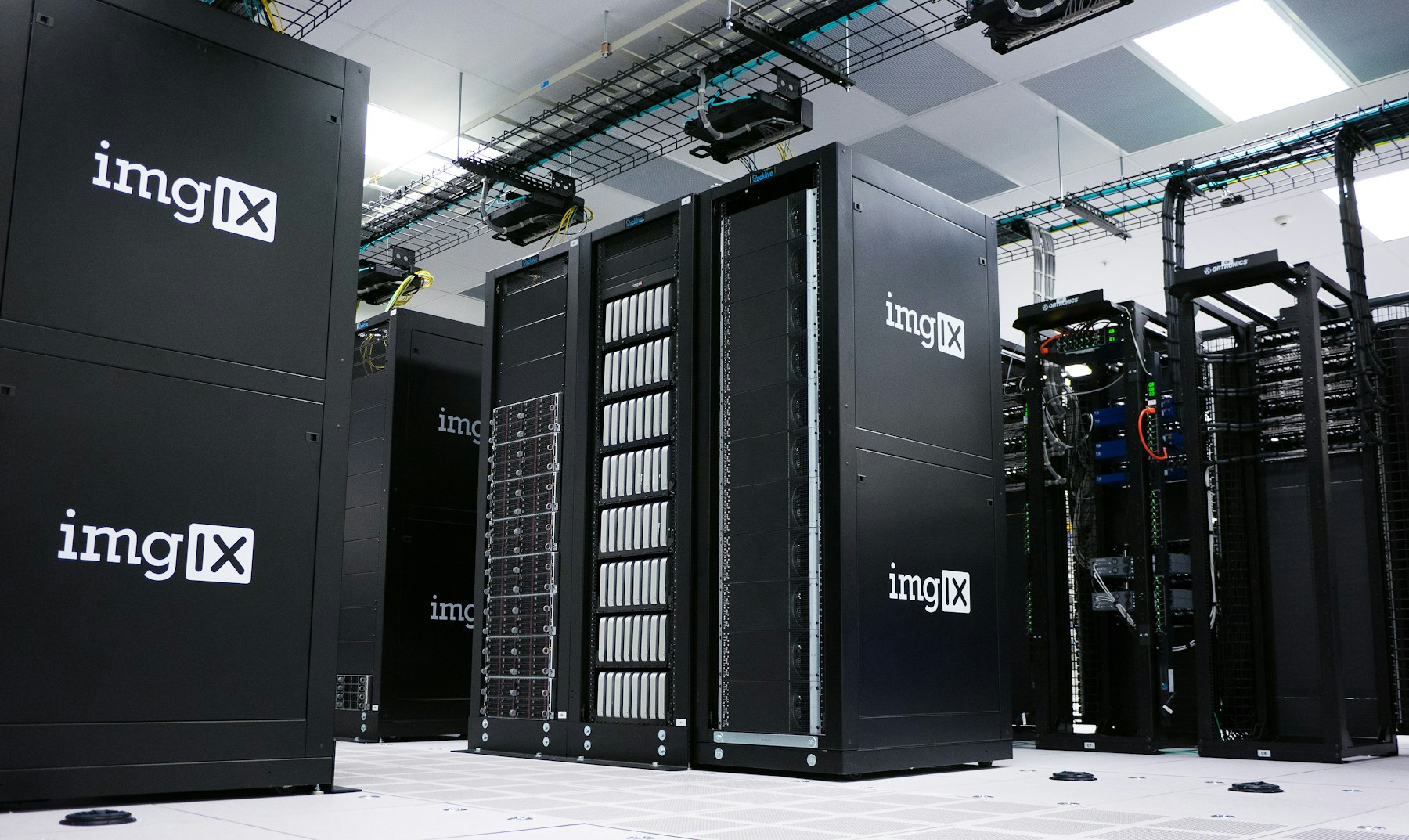 Fileiras reais de servidores em um datacenter
